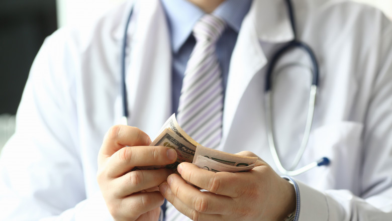 Un medic de familie a fost trimis in judecata dupa ce a primit bani de la o pacienta pentru a-i elibera un bilet de trimitere Imagine