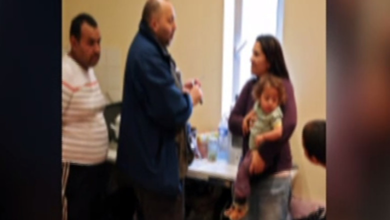 Un medic din Franta a oferit adapost mai multor familii de romi evacuate Imagine