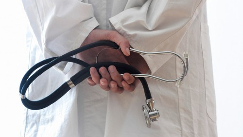 Un medic i-a cerut unui copil 1500 de lei pentru o operatie si a fost prins cand lua banii Imagine