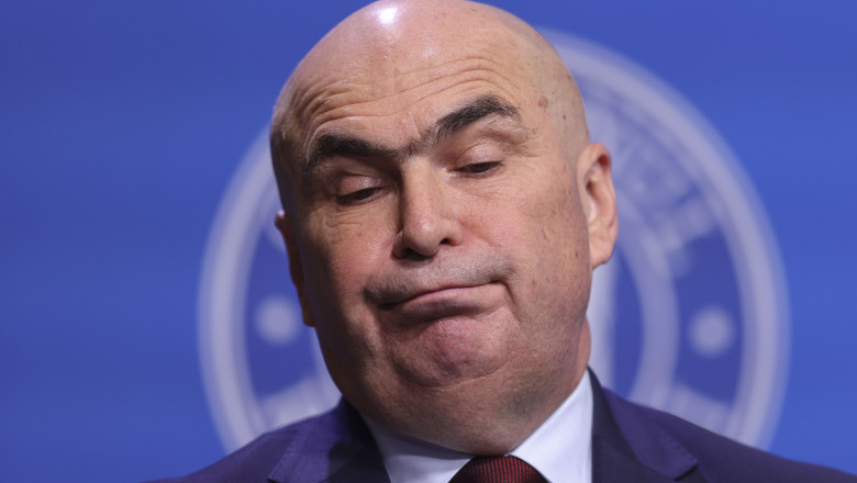 Un membru CSM il compara pe Bolojan cu un „macelar intr-o sala de operatie”, dupa ce premierul a anuntat taierea pensiilor speciale Imagine