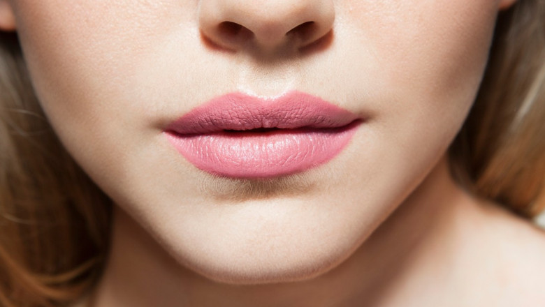 Un mic plasture autocolant plasat pe gat poate produce cuvinte in locul corzilor vocale Imagine