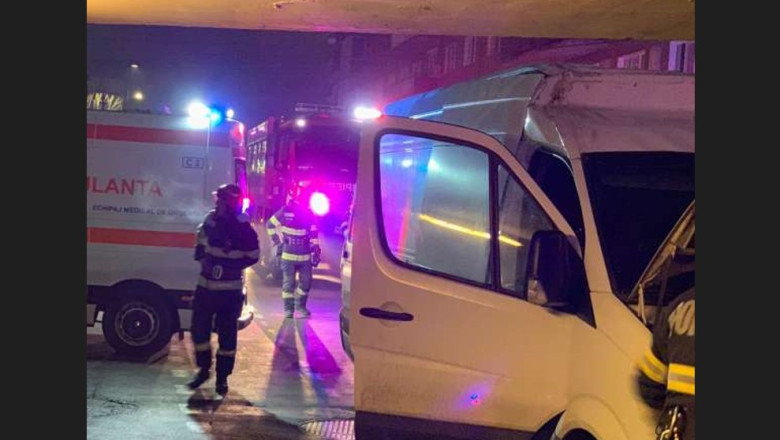 Un microbuz a ramas blocat sub un pasaj rutier, in Arad. Sase oameni au fost raniti Imagine