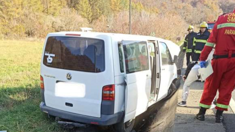 Un microbuz cu noua persoane la bord, dintre care 7 copii, s-a rasturnat intr-un sant la iesire din Sighisoara Imagine