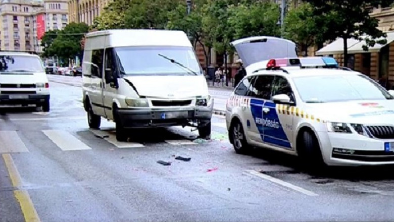 Un microbuz cu numere de Romania, cu peste 20 de imigranti ilegali la bord, a facut accident la Budapesta. Soferul a fugit Imagine