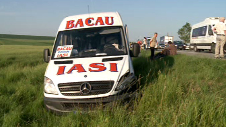 Un microbuz cu pasageri a fost lovit de o masina intrata pe contrasens Imagine