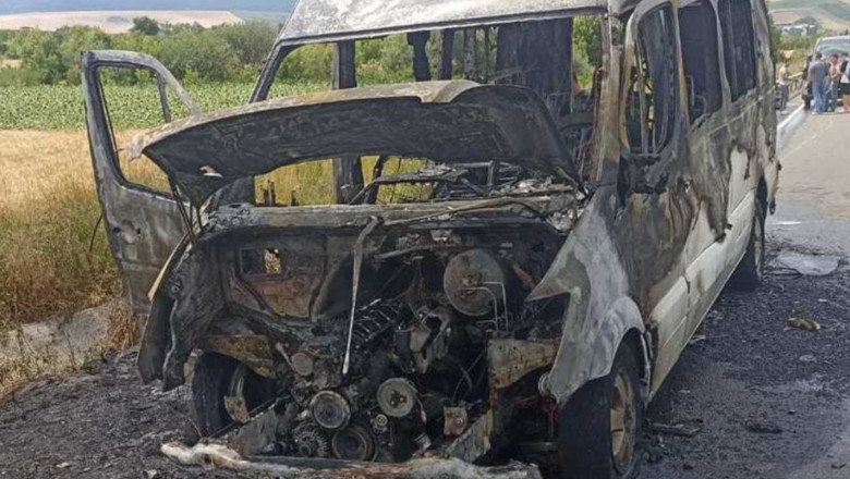 Un microbuz cu pasageri a luat foc in mers, pe DN 29D, in Botosani. Vehiculul a ars in totalitate Imagine
