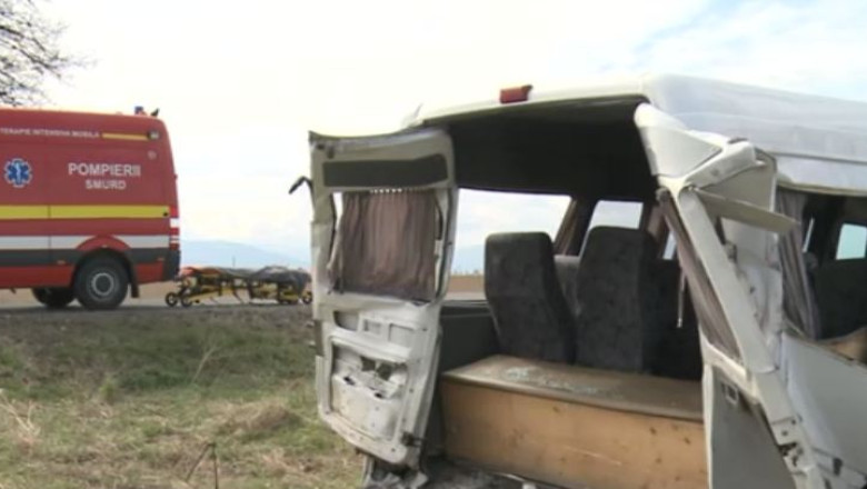 Un microbuz s-a rasturnat in Alexandria. Patru persoane au fost grav ranite Imagine