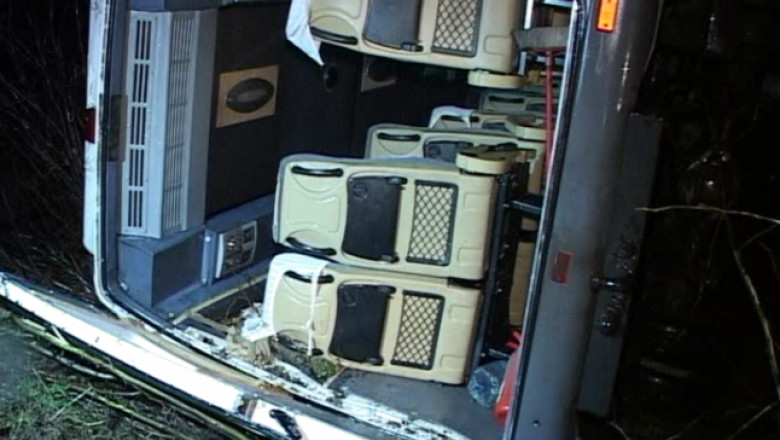 Un microbuz s-a rasturnat la Lazu. Trei victime au ajuns la spital in urma accidentului rutier Imagine