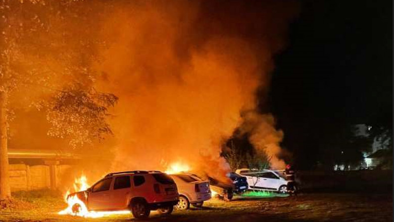 Un microbuz si opt masini au ars pe o strada din Bacau. Cauza este inca necunoscuta Imagine