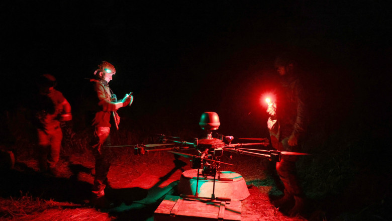 Un militar ucrainean face o demonstratie despre cum sunt folosite dronele Vampire in zonele de frontiera Imagine