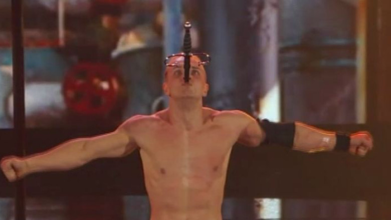 Un moldovean a inghitit o sabie la „America's got talent” Imagine