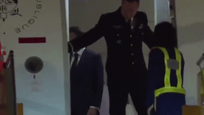 „Un moment de complicitate”: Imagini controversate, in care Brigitte Macron pare a-l lovi pe Emmanuel Macron Imagine