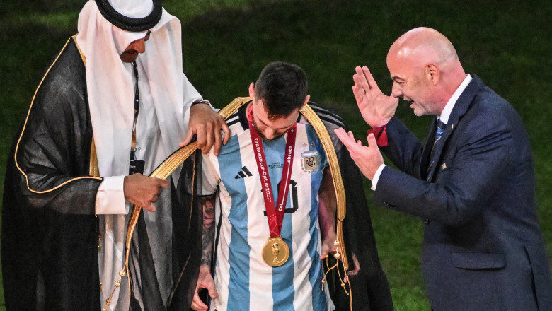 „Un moment tragic”. Reactii virulente la Cupa Mondiala dupa ce emirul Qatarului l-a imbracat pe Messi intr-o mantie traditionala araba Imagine