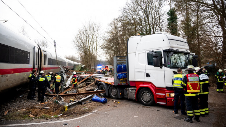 Un mort si 11 raniti in urma coliziunii unui tren de mare viteza cu o semiremorca langa Hamburg Imagine