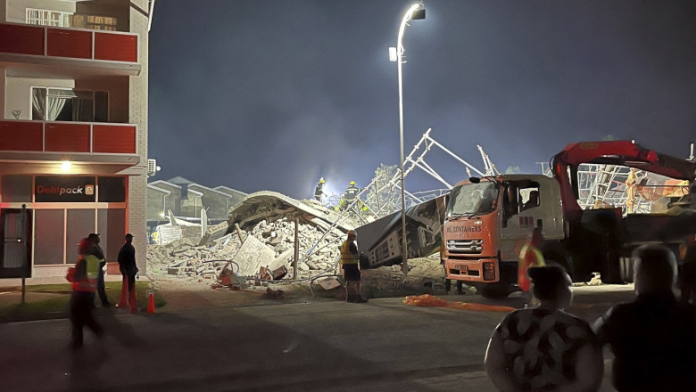 Un mort si 22 de raniti dupa ce un mall s-a prabusit in Africa de Sud. Zeci de oameni sunt sub daramaturi Imagine