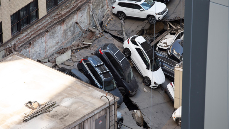 Un mort si 5 raniti dupa ce o parcare supraetajata s-a prabusit in Manhattan. Pompierii folosesc drone pentru a cauta supravietuitori Imagine