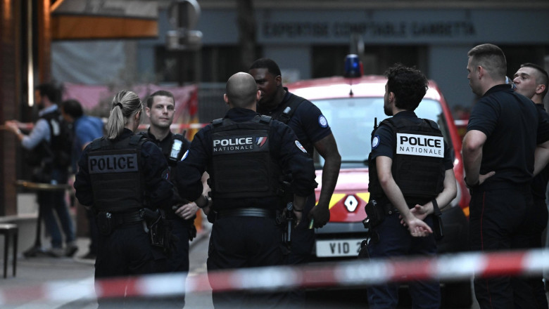 Un mort si sase raniti dupa ce o masina a intrat pe terasa unei cafenele in Paris Imagine