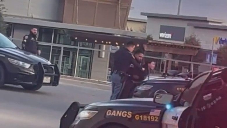 Un mort si trei raniti dupa ce un barbat a deschis focul intr-un mall din Texas Imagine