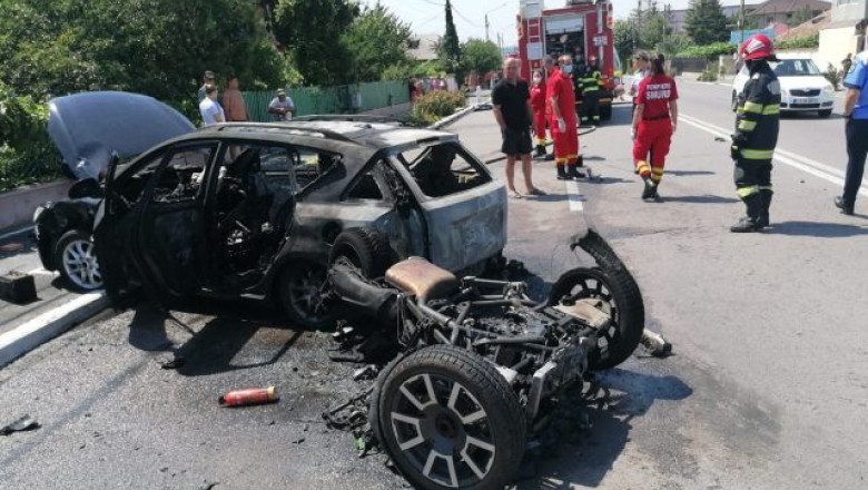 Un motociclist a murit dupa ce a intrat in coliziune cu un autoturism in localitatea Valul lui Traian. Ambele vehicule au luat foc Imagine