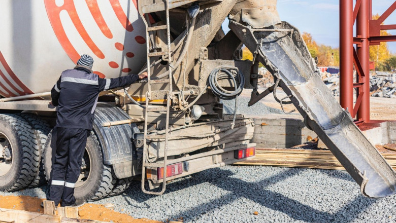 Un muncitor a fost strivit dupa ce s-a agatat intr-o betoniera aflata in functiune Imagine