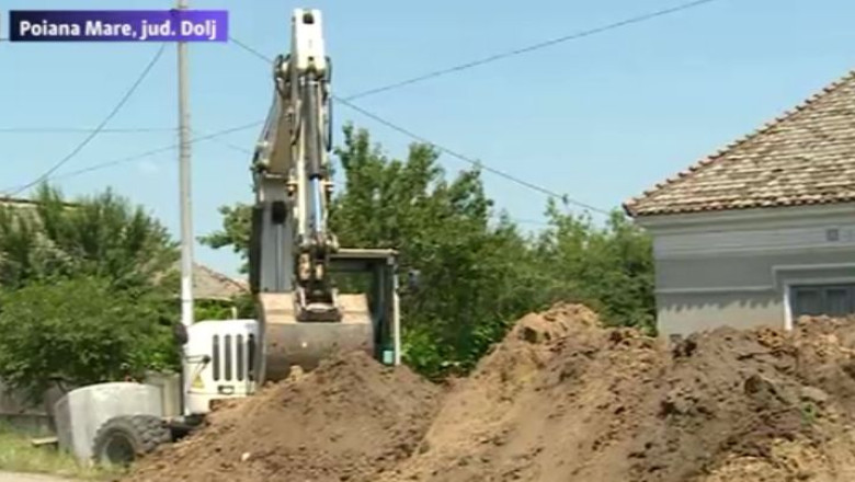 Un muncitor care incerca sa isi salveze un coleg ingropat sub un mal de pamant l-a decapitat Imagine