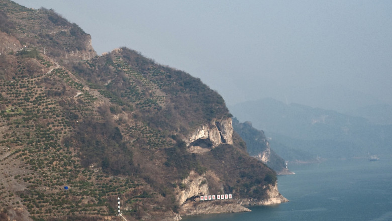 Un munte din China, asaltat de turisti dupa o postare virala pe internet. Oamenii merg acolo cu cainii si isi fac fotografii Imagine
