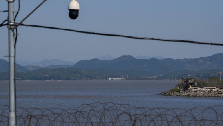 Un nord-coreean a fugit in Coreea de Sud traversand un fluviu inot, agatat de bucati de polistiren Imagine