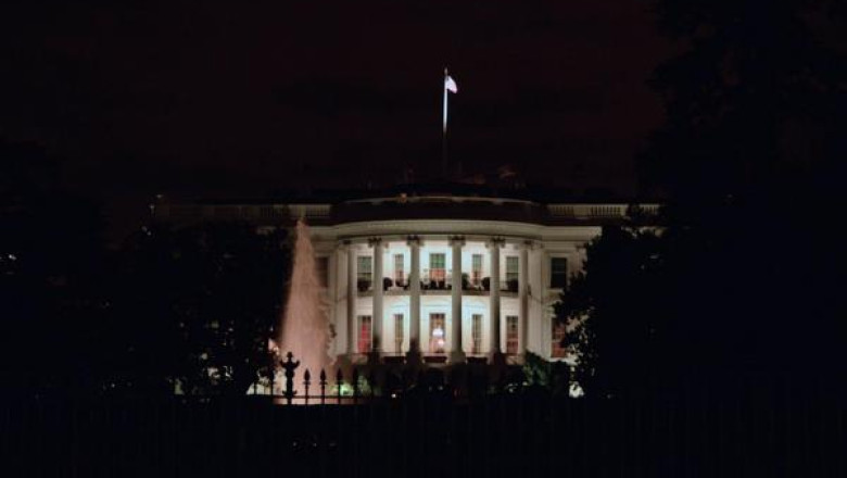 Un nou intrus la Casa Alba. Secret Service a retinut un barbat care a sarit gardul Casei Albe Imagine