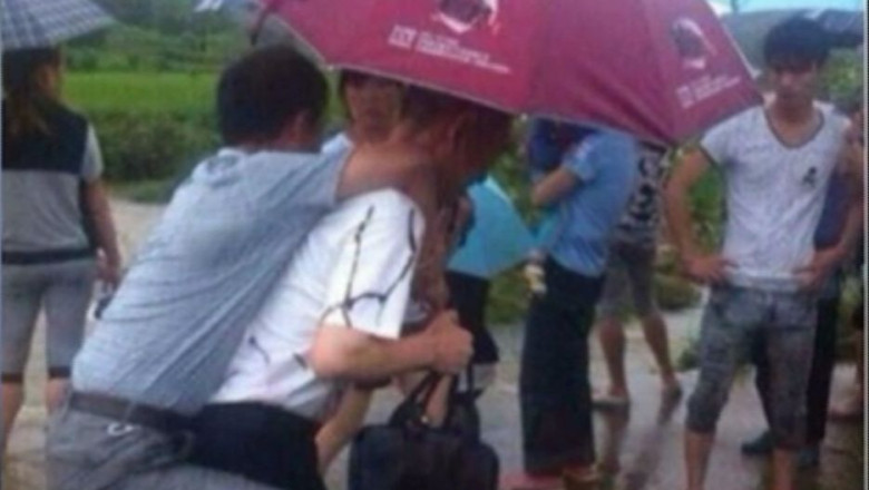 Un oficial chinez a fost demis dupa ce un sinistrat l-a carat in spate pentru a nu-si murdari pantofii Imagine