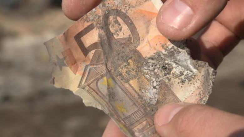 Un oradean a gasit 300.000 de euro falsi. El a vrut sa plateasca o portie de mici cu 50 de euro Imagine
