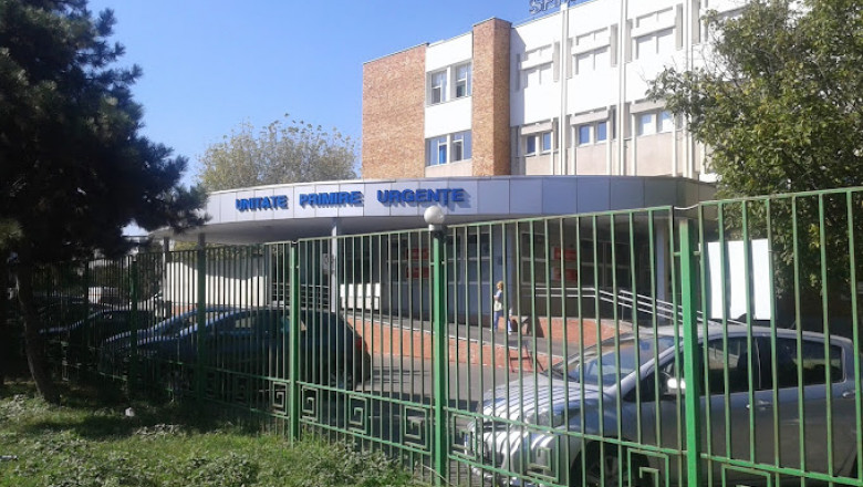 Un ornament din beton s-a desprins de la etajul sase al Spitalului Judetean din Braila si a cazut peste o copertina Imagine