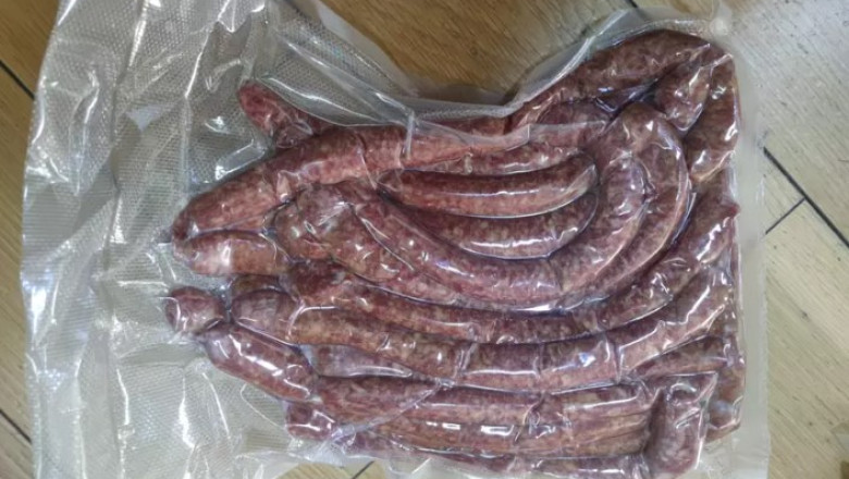 Un padurar din Bistrita a incercat sa scape de amenda cu tuica, pastrama si carnati. A fost prins in flagrant Imagine