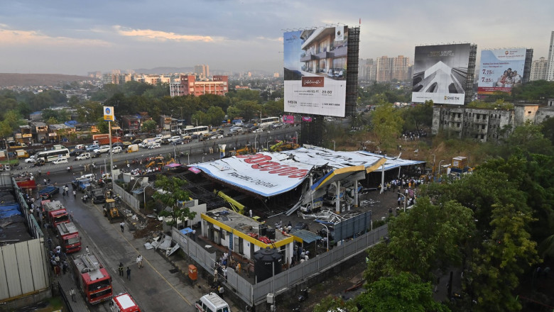 Un panou publicitar urias s-a prabusit in India in timpul unei furtuni: 12 morti si cel putin 60 de raniti Imagine