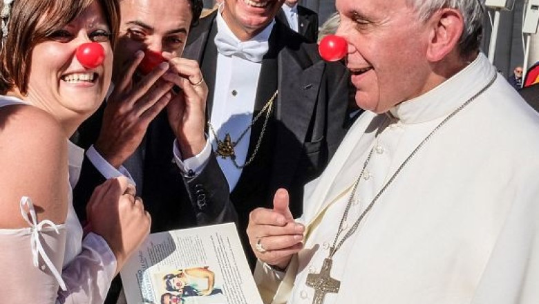 Un Papa cu simtul umorului. Suveranul Pontif s-a fotografiat cu un nas rosu de clovn Imagine