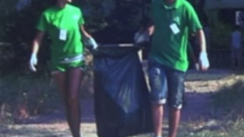 Un parc din Timisoara a fost curatat de voluntari, chiar daca este proprietate privata Imagine