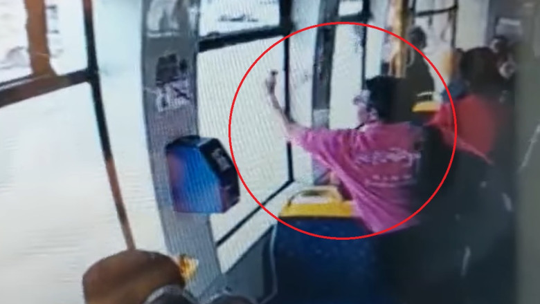 Un pasager a spart geamul unui tramvai nou din Oradea ca sa-si faca singur aer conditionat. Momentul, filmat de o camera video Imagine