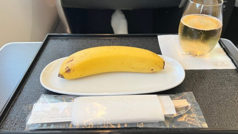 Un pasager care zbura la clasa business a cerut un meniu vegan si a primit o banana si betisoare chinezesti. „Este putin jignitor” Imagine