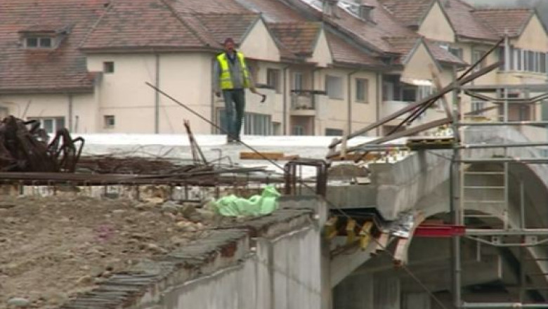Un pasaj suprateran din Ramnicu Valcea a fost construit fara acces pietonal Imagine