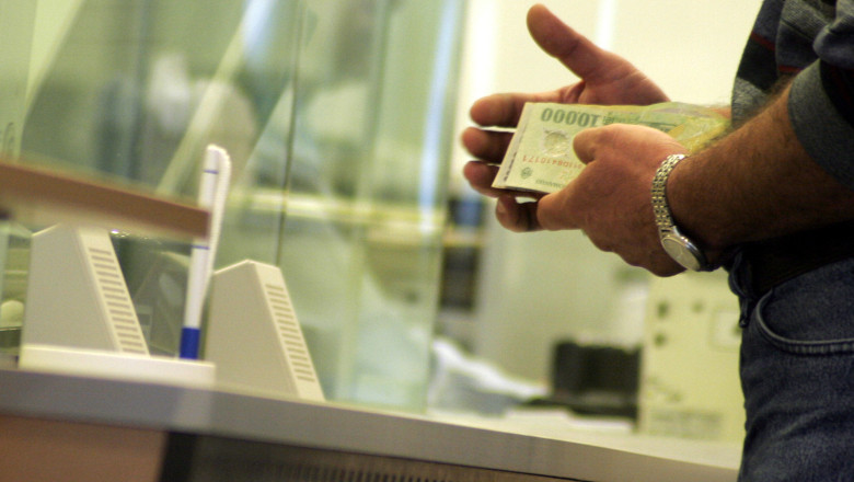 Un pensionar din Botosani este dator la banci pentru urmatorii 700 de ani Imagine