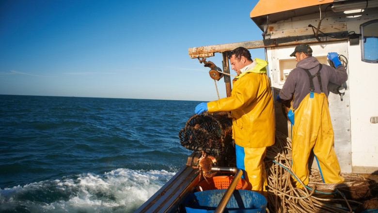 Un pescar care a fost gasit plutind in larg dupa doua saptamani de cautari a prins si a mancat somon pentru a ramane in viata Imagine