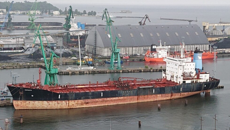 Un petrolier rusesc care a stat opt ani intr-un port din Polonia e trimis in Danemarca si „taiat in bucati”: „Scoatem fierul vechi” Imagine