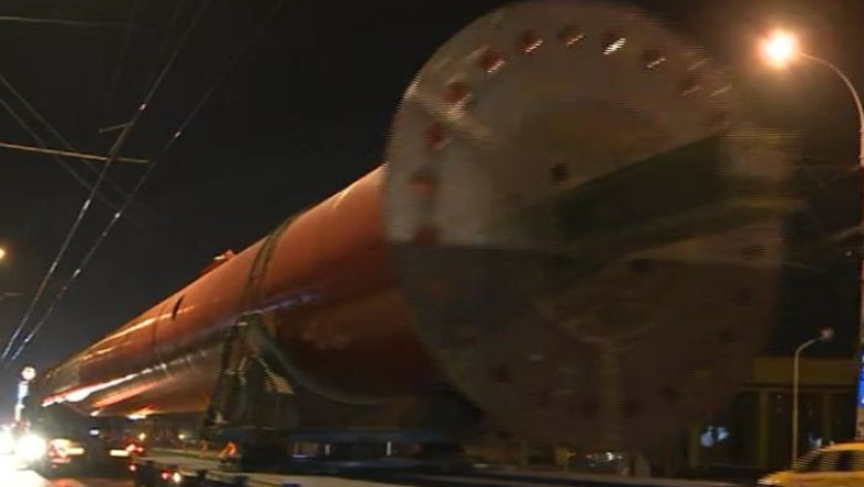 Un pilon inalt cat 15 etaje a fost adus in parcul Moghioros Imagine