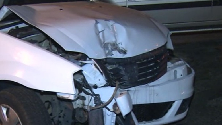 Un pitestean si-a abandonat masina si a fugit, dupa ce a lovit un stalp de electricitate Imagine