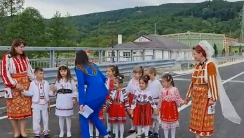 Un pod comunal din Arges a fost inaugurat cu preoti, oficiali si copii de gradinita in costume populare Imagine