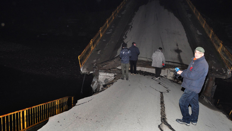 Un pod de 200 de metri peste Strei s-a rupt. Doua masini au ramas suspendate Imagine