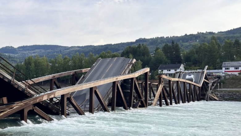 Un pod rutier s-a prabusit in sudul Norvegiei. Doua masini au cazut in apa Imagine