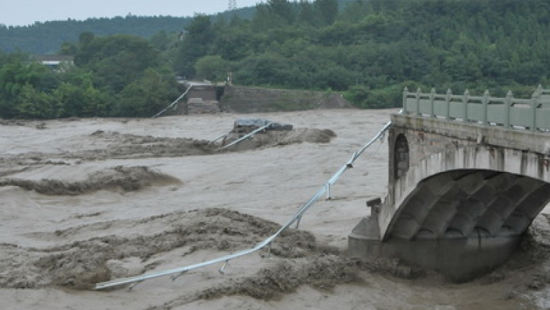 Un pod s-a prabusit in China, 12 persoane si-au pierdut viata Imagine
