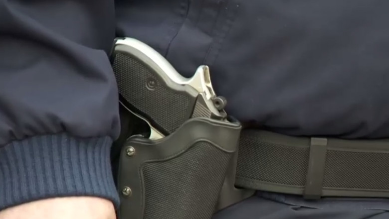 Un politist a ramas fara centura cu pistol, baston telescopic si spray lacrimogen, dupa interventia la un scandal Imagine