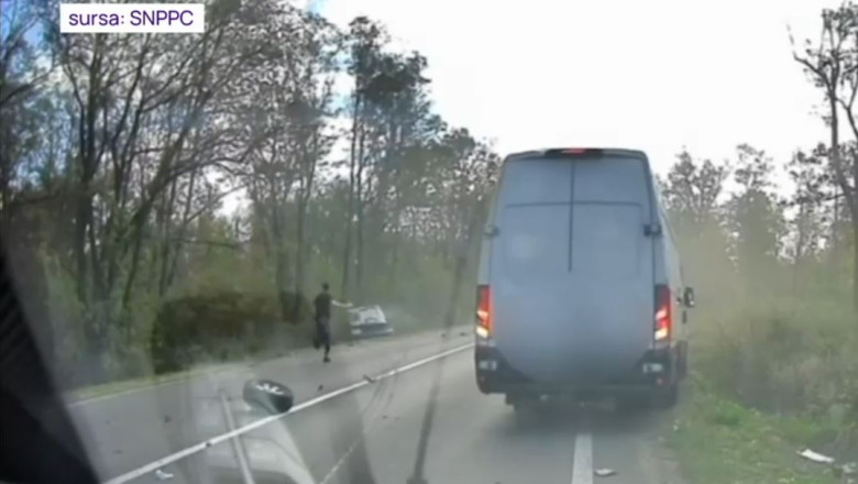 Un politist aflat in timpul liber a fost salvator pentru victimele unui accident din Mehedinti. Momentul, surprins de o camera de bord Imagine