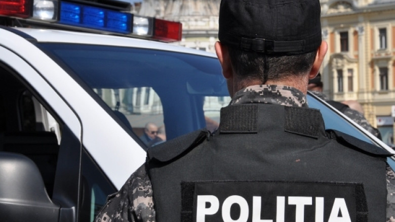 Un politist baut a ciocnit doua masini in cateva minute, dupa care a fugit de la locul faptei Imagine